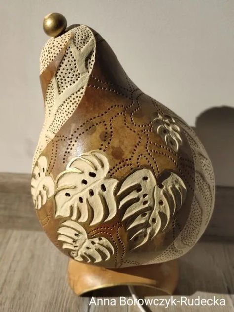 Guide to the Skinning and Filigree Gourd Carving Process Gorgeous Gourds, Gourds Birdhouse, Decorative Gourds, Hand Painted Gourds, Gourd Lamp, Dremel Wood Carving, Hawaiian Art, Diy Plant Hanger, Gourds Crafts