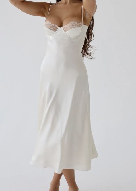 Honey Moon Dress For Women, Linergie Wedding Night Classy, Classy Lingerie Dress, Wedding Loungerie, White Night Gown Aesthetic, Lingerielook Outfit Bedroom Honeymoon, Bride Nightwear, First Night Dress For Bride, Wedding Night Outfit Brides