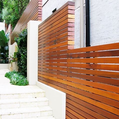 40 Unique Horizontal Fence Ideas to Add a New Look to Your Block in 2018 Privacy Screen Ideas, Diy Privacy Screen, Boundary Wall, Fence Plants, Timber Screens, Privacy Fence Designs, Cheap Fence, Horizontal Fence, Backyard Privacy