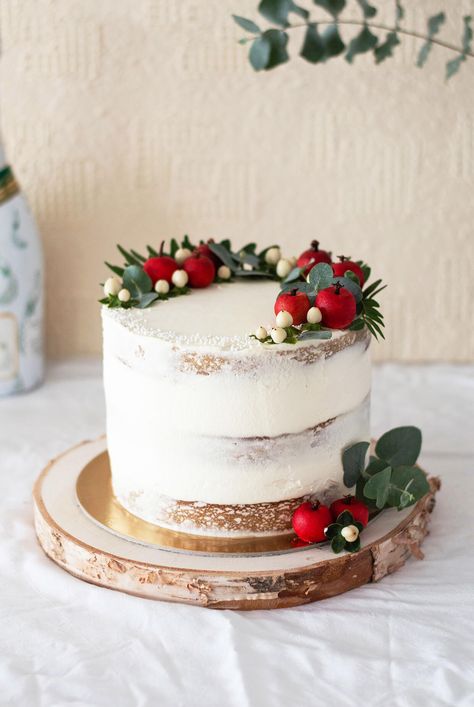 Apple cider cake with maple mascarpone frosting - Sugar Salted Apple Mascarpone Cake, Simple Christmas Cake Ideas, X Mas Cake Decoration, Yalda Cake, Marzipan Cake Decoration, Simple Xmas Cake Decoration, Cranberry Rosemary Cake Decoration, Christmas Cake Ideas Fondant, Frosting Without Butter