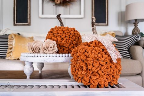 Make a loop yarn pumpkin with no glue and one skein of loopy yarn! Thick and chunky DIY pumpkin to add to your Fall decor! DIY Beautify Loop Yarn Pumpkin Wreath, Loop Yarn Pumpkin, Hollowed Crafts, Pumpkins Designs, Yarn Pumpkins, Loopy Yarn, Diy Scarecrow, Diy Projects For The Home, Pumpkin Diy