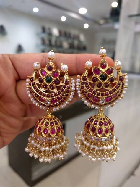 Temple Jewellery Earrings, Gold Jhumka Earrings, Gold Jewelry Simple Necklace, Antique Jewellery Designs, Gold Necklace Indian Bridal Jewelry, Beaded Necklace Designs, Indian Jewellery Design Earrings, Gold Jewelry Earrings, Gold Jewelry Simple