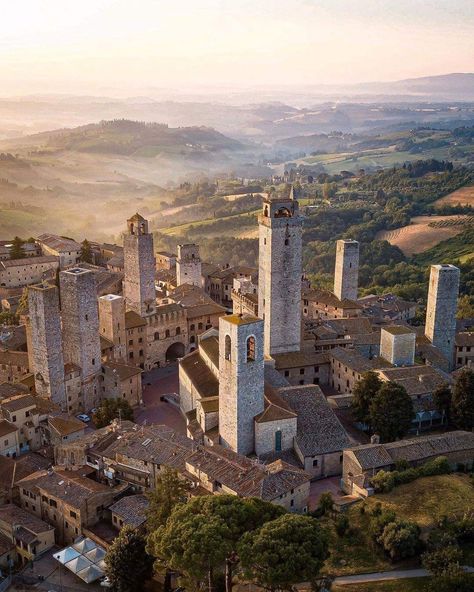 San Gimignano Italy, Ancient Village, Toscana Italia, Siena Italy, Italy Aesthetic, Destination Voyage, Medieval Town, Wedding Destination, Tuscany Italy