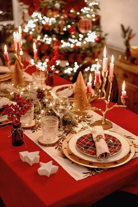 Christmas Table Red, Christmas Dining Room Decor, Christmas Dinner Table Settings, Christmas Table Decorations Diy, Diy Christmas Table, Christmas Table Setting, Christmas Dining Table, Christmas Dinner Table, Christmas Dinner Party