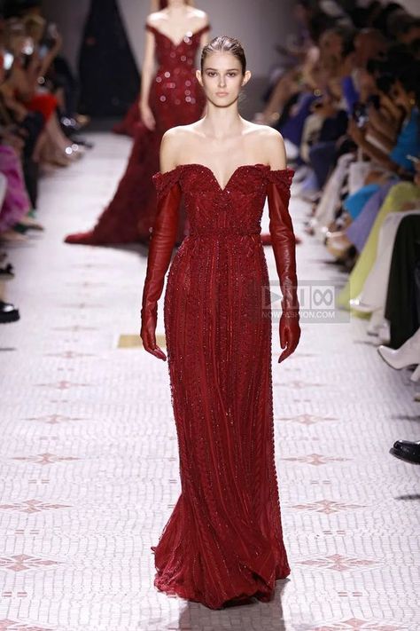 Elie Saab Couture Fall Winter 2024 Paris – NOWFASHION Ellie Saab Couture, Couture Beading, Fancy Stuff, Fashion Show Runway, Paris Fashion Week Runway, Elie Saab Fall, Elie Saab Couture, Designer Outfits, Fashion Show Images