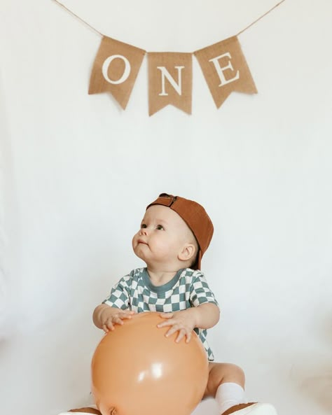 First Birthday Boy Photoshoot Ideas, First Birthday Photoshoot Studio, Boys One Year Photo Shoot, One Year Photoshoot Ideas Indoor, One Year Old Birthday Photoshoot Boy, First Birthday Photo Shoot Ideas At Home, At Home Cake Smash Photoshoot, 1st Birthday Studio Photo Shoot Ideas, Diy 1 Year Photo Shoot At Home