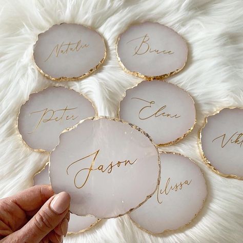 These custom gold and white agate coasters with caligraphy names are the perfect way to charm your wedding guests. They can double as wedding place cards and a romantic wedding gift, too. Head to the link for more modern place cards that will make your guests feel special. // Photo + Coasters: Styled Box Wedding Favours Luxury, Custom Wedding Favours, Agate Coasters, 카드 디자인, Resin Ideas, Resin Design, Epoxy Resin Crafts, Epoxy Resin Art, Diy Resin Art