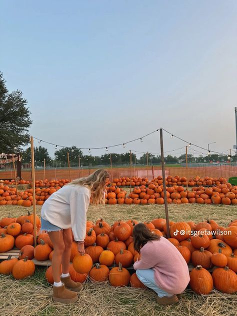 Pumpkin Picking Photo Ideas, Pumpkin Patch Pics With Friends, Pumpkin Patch Photos With Friends, Bestie Fall Photoshoot Ideas, Bestie Pumpkin Patch Pictures, Cute Pumpkin Picking Pictures, Pumpkin Patch Best Friend Pictures, Fall Pics With Best Friend, Pumpkin Patch Pics Friends