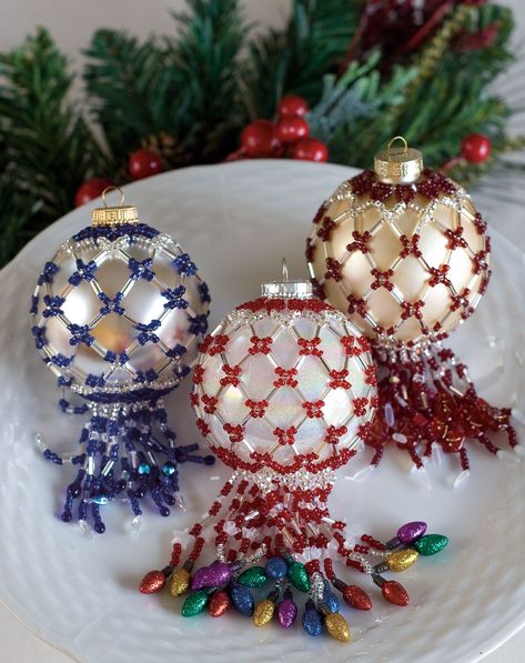 Beaded Ornament Covers Pattern - Festive 2011 Beaded Baubles, Beaded Ornaments Diy, Victorian Ornaments, Seed Bead Tutorials, Beaded Christmas Decorations, Beaded Ornament Covers, Bead Ornaments, Arts Magazine, Holiday Beading