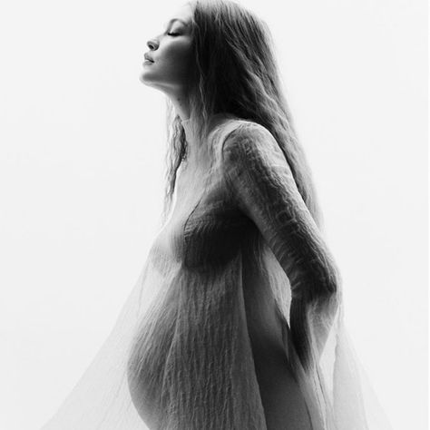 iconszigi — Gigi looks amazing Gigi Hadid Pregnant, Zayn Malik Tumblr, Pregnant Photoshoot, Maternity Studio Photoshoot, Pregnancy Belly Photos, Maternity Photography Poses Couple, Swift Taylor, Pregnancy Photo Shoot, Belly Photos