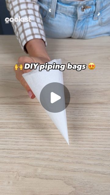 Cookist Wow on Instagram: "Did you run out of piping bags? We’ll show you how to make them at home just using parchment paper 😍 This hack is a total life-saver 🙌 Method by @sweets_melissa 🌹

Will you give it a try? ⬇️

#cookistwow #pipingbag #howto #diy #tips #tricks" Diy Parchment Paper Bags, How To Make A Piping Bag, Piping Bag Hacks, Diy Piping Bag, How To Make Piping, Cookist Wow, Diy Pipe, Piping Bag, Pastry Bag