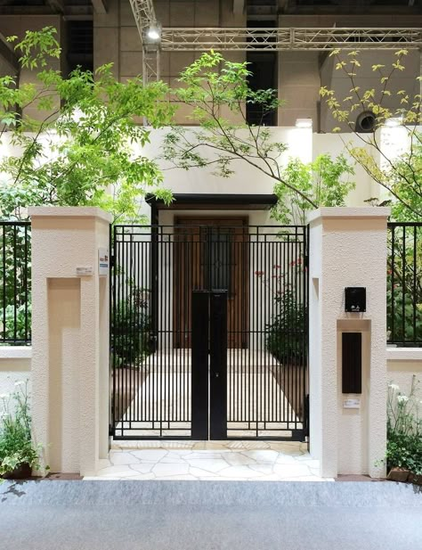 Modern House Front Gate Design, House Front Gate, Modern Main Gate Designs, Home Designs Exterior, Gate Designs Modern, Modern Gate, Front Gate Design, Entrance Gates Design, Modern Entrance