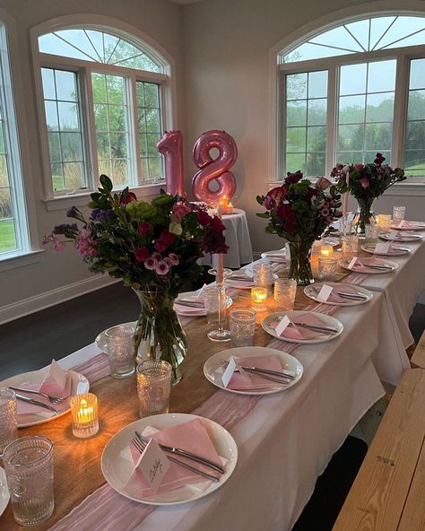 Aesthetic Party Set Up, Pink Table Aesthetic, Bday Party Aesthetic 17, 18th Dinner Party Ideas, Bday Dinner Party Ideas, Pink Dinner Party Decorations, Pink Dinner Aesthetic, Dinner Party Sweet 16, Cute Birthday Dinner Ideas