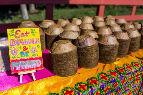 Haldi Food Decoration, Mehendi Celebration Decoration, India Theme, Sustainable Indian Wedding, Eco Friendly Wedding Ideas Indian, Mehendi Food Ideas, Dholki Props Ideas, Stall Decoration Ideas, Chaat Party Decoration