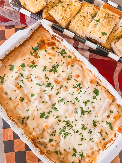 You'll Love This Dump-and-Bake Chicken Alfredo Casserole! Dump And Bake Chicken Casserole, Dump And Bake Dinners, Dump And Bake Chicken Alfredo, Dump And Bake Chicken, Baked Chicken Casserole, Alfredo Casserole, Dump And Bake, Chicken Alfredo Casserole, Garlic Parmesan Pasta