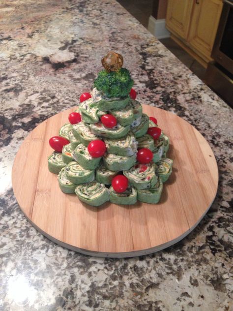 Christmas tree pinwheels! Pinwheel Christmas Tree, Cute Christmas Food Ideas, Christmas Food Ideas For Kids, Cute Christmas Food, Christmas Party Finger Foods, Turkey Pinwheels, Food Ideas For Kids, Christmas Food Ideas, Christmas Party Snacks