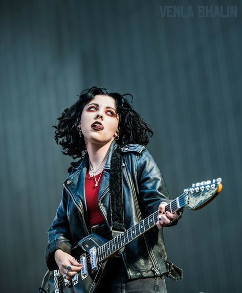 Heather Pale Waves, Pale Waves Heather, Heather Baron Gracie, Pale Waves, Music Motivation, Dark Grunge, Pose Reference Photo, Helsinki, Scorpion