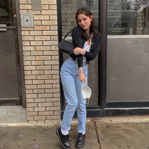 Mary Janes Outfit Casual, Chill Loafer Outfit, Jeans And Loafers Outfit Summer, Outfit Inspo With Mary Janes, Mary Janes Platform With Jeans, Doc Marten Platform Loafers Outfit, Platform Loafers Outfit Summer, Styling Mary Janes With Jeans, Summer Outfits With Mary Janes