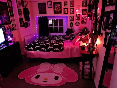 Draculaura Bedroom Aesthetic, Emo Y2k Bedroom, Black And Pink Goth Room, Trashy Y2k Aesthetic Room, Goth Dorm Room Ideas, Pink Goth Room Aesthetic, Egirl Bedroom Decor, Draculaura Room Aesthetic, Dark Pink Room Aesthetic