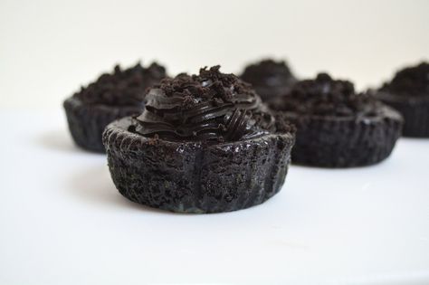 Mini Black Velvet Cheesecakes are soft and creamy mini chocolate/vanilla cheesecakes with an Oreo base and topped with chocolate mousse. All dyed black of course. #blackvelvet #minicheesecakes White Chocolate Brownies, Single Serve Desserts, Vanilla Cheesecake, Chocolate Cheese, Black Food, Sweet Treats Recipes, Baking Blog, Mini Cheesecakes, Chewy Cookie