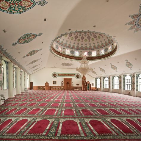 Ever Wondered What London's Mosques Look Like Inside? These Photos Show You | Londonist Inside Mosque, Mosque Night, London Mosque, London Central, Aya Sofia, Central Mosque, Ancient Greek Architecture, Carpet Installation, Grand Mosque