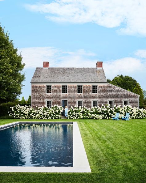 Step Inside this Classic-Meets-Contemporary East Hampton Compound | Architectural Digest East Coast Architecture, East Coast Landscaping, Hamptons Home Aesthetic, East Hampton Ny, Nantucket Homes Exterior, Hamptons House Aesthetic, Amagansett House, Hamptons Home Interior, The Hamptons Aesthetic