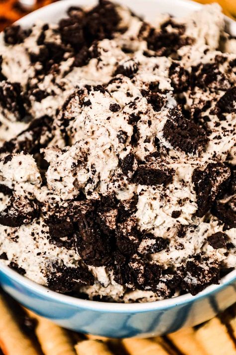 Oreo Dip is an easy no bake dessert recipe made with cream cheese, Cool Whip, powdered sugar and loaded with crumbled Oreo cookies. Oreo Dip, No Bake Oreo Dessert, Toffee Cheesecake, Dessert Dip Recipes, Oreo Dessert Recipes, Chocolate Peanut Butter Desserts, Cake Dip, Chocolate Peanut Butter Cheesecake, Oreo Cream