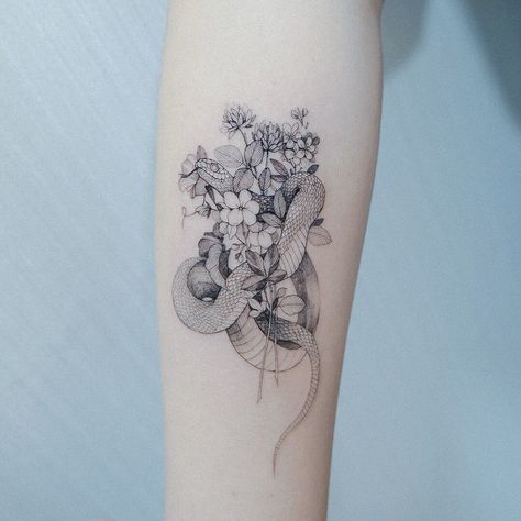 Snake Tattoo Design, Floral Tattoo Sleeve, Modern Tattoos, Tattoo Feminina, Baby Tattoos, Tattoos For Daughters, Snake Tattoo, Blackwork Tattoo, Meaningful Tattoos