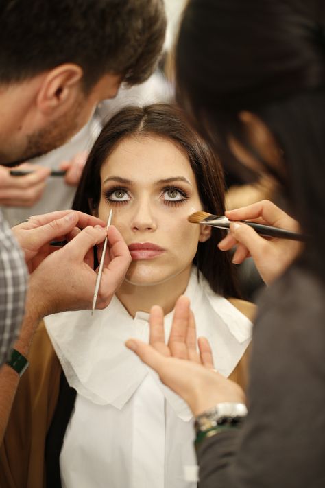 Gucci Photoshoot, Backstage Aesthetic, Fashion Show Aesthetic, Backstage Makeup, Fashion Week Aesthetic, Fashion Show Makeup, Fashion Show Backstage, Show Makeup, Models Backstage