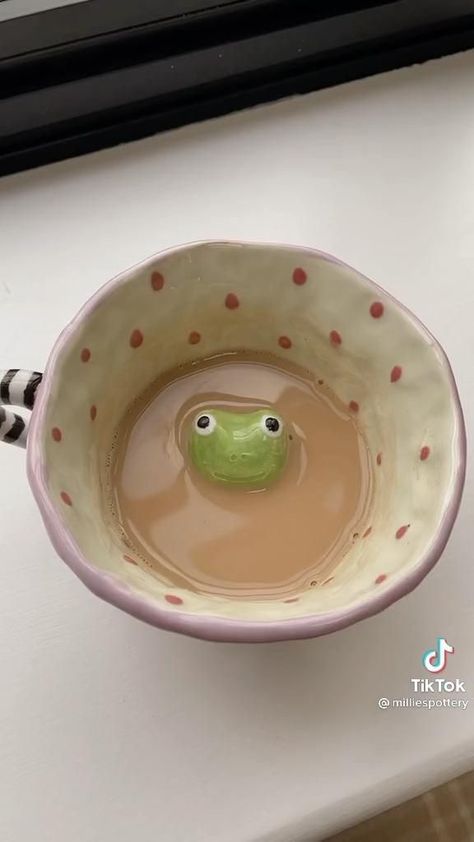 Clay Mugs Diy, Poterry Clay Ideas, Aesthetic Pottery Ideas, Pottery Ideas Aesthetic, Clay Mugs Handmade, Glina Ideas, Ceramica Aesthetic, Clay Mug Ideas, Frog Mug