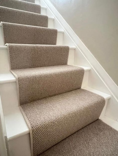 Beige Stair Runner, Beige Carpet Living Room, Staircase Carpet Runner, Stairs And Hallway Ideas, Stairs Runner, House Renovation Design, Carpet Staircase, Stairs Renovation, Open Trap