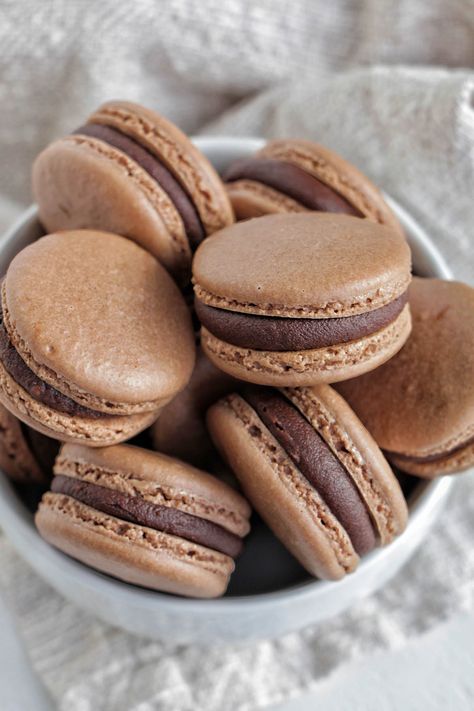 Hazelnut Macarons, Macaron Filling, Chocolate Macaroons, Chocolate Macaron, Macaron Flavors, Macaron Cookies, Macaroon Recipes, Macaron Recipe, Chocolate Dessert Recipes