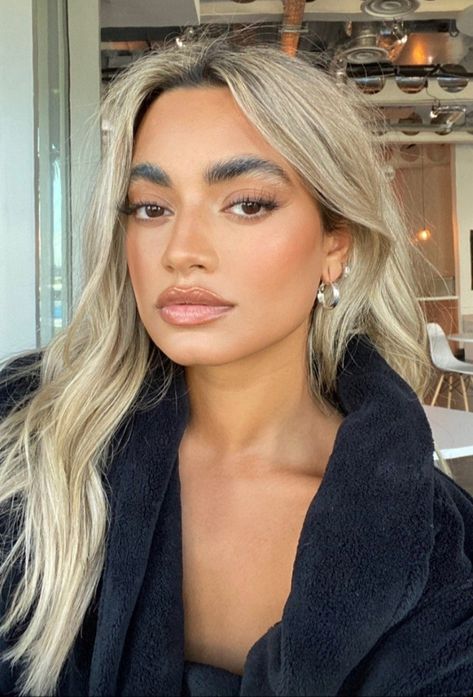 Olive Skin Blonde Hair, Brown Skin Blonde Hair, Hair Color For Brown Skin, Bright Blonde Hair, Latina Hair, Tan Skin Blonde Hair, Blonde Hair Girl, Men Hair Color, Honey Blonde Hair