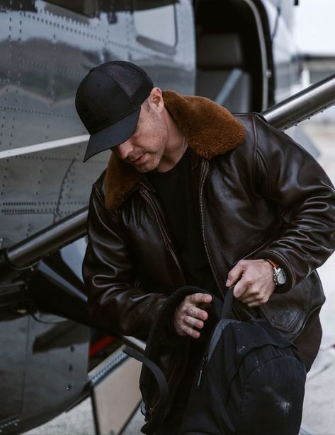 Pilot Style Men, Luxury Pilot Leather Jacket For Winter, Pilot Jacket Outfit, Flight Jacket Outfit, Winter Pilot Leather Jacket, Flight Jacket Men, Pilots Jacket, Fighter Pilot Jacket, Luxury Pilot Aviator Leather Jacket