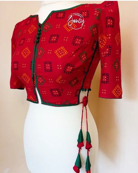 Patchwork Saree Blouse, Jorjat Fabric Blouse Designs, Kurti Blouse Designs For Saree, Gopi Dress Blouse Design, Kurti Style Blouse Designs, Blawos Design New, Long Blouse Designs Latest, Boat Neck Blouse Designs Front And Back, Latest Cotton Blouse Pattern