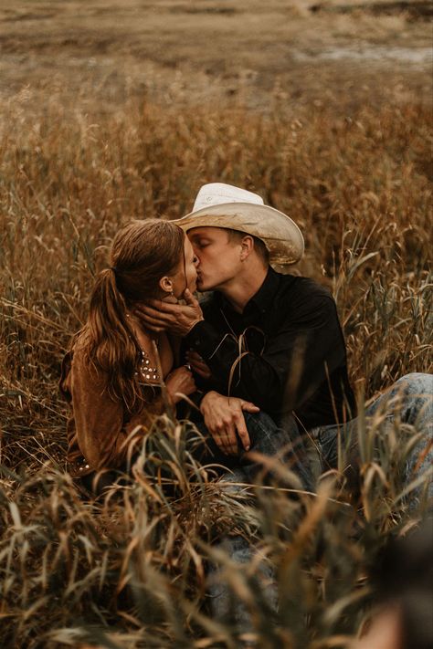 Photoshoot ideas • Western Photoshoot • Western Photography• Engagement photos • Wedding • Family Photos • Pic Inspo • Fall Photoshoot • Mountain Photography • Cowgirl boots • Cowboy Hat • Couple Pose Ideas • Senior Pics • Teton Photoshoot • Grand Teton National Park • Yellowstone • Jackson Hole • Western Wedding ideas • Engagement Inspo • Elopement Photography • Vintage Photos • Cowboy Hat Photoshoot, Western Engagement Pictures, Hat Photoshoot, Western Couple Photoshoot, Country Couple Pictures, Country Relationship Goals, Western Photoshoot, Fall Couple, Western Engagement