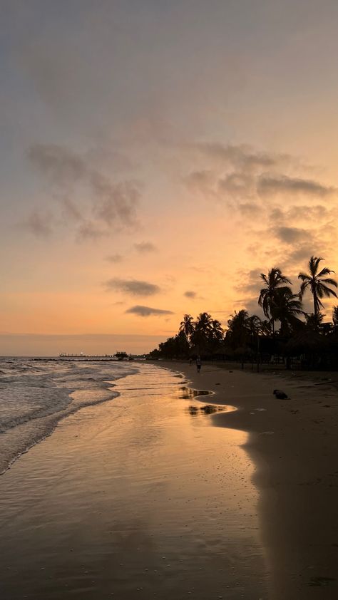 beautiful land of Colombia. sunrise, a night of traveling with no sleep. an amazing temperature and beautiful water. Paradise. Colombia Aesthetic, Screen Savers Wallpapers Backgrounds, No Sleep, Beautiful Water, I Love The Beach, Dark Pictures, Pretty Landscapes, Landscape Scenery, Sunset Pictures