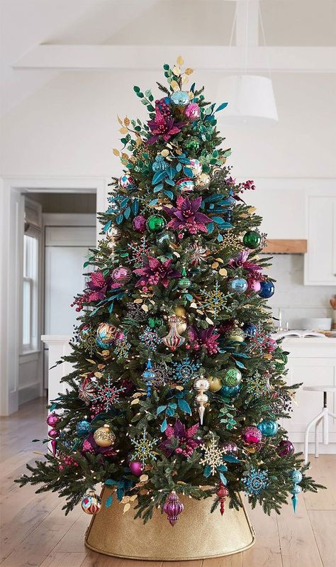 50+ Beautiful Christmas Trees | Tree Decor Ideas | Art & Home Floral Christmas Tree, Pretty Christmas Trees, Couple Christmas, Elegant Christmas Trees, Christmas Tree Inspiration, Traditional Christmas Tree, Beautiful Christmas Trees, Rustic Christmas Tree, Colorful Christmas Tree