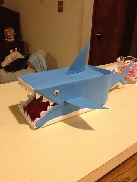 Shark valentine box Diy Valentine's Box, Valentine Boxes For School, Diy Valentines Box, Kids Valentine Boxes, Pinterest Valentines, Roses Valentine, Valentine Card Box, Valentinstag Party, Happy Hearts Day