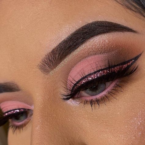 Prom Glam Makeup Pink, Light Pink And Purple Makeup Looks, Pink Baddie Makeup Looks, Makeup To Go With Pink Dress, Light Pink Makeup Looks Full Face, Light Pink And Black Makeup, Baby Pink Eyeshadow Looks, Nude Pink Makeup Looks, Neon Pink Eyeshadow Looks