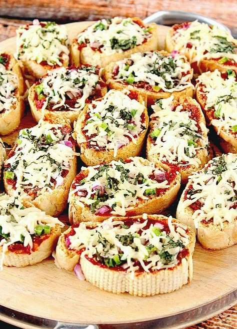 French bread appetizer pizzas. Such a simple idea and completely customizable. This is really all about inspiration. Make your own French bread (recipe) or use store bought. Baguette size loaves would make great appetizer bites, larger loaves would be great for lunch- or dinner-sized portions. The sky's the limit when it comes to toppings. And use tomato sauce or a favorite marinara or pizza sauce. Mini French Bread, French Bread Appetizers, Mini Aperitivos, French Appetizers, Baguette Recipe, Pizza Appetizers, French Bread Recipe, French Bread Pizza, Bread Pizza