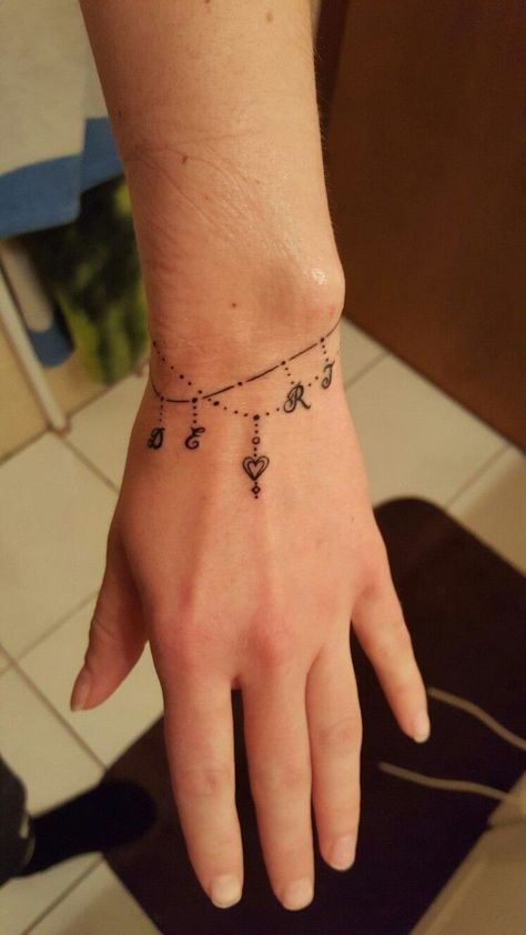 Tatouage bracelet - idées tendance pour le poignet et pour la cheville! Tattoos Pulseras, Charm Bracelet Tattoo, Wrist Band Tattoo, Wrist Bracelet Tattoo, Charm Tattoo, Tattoo Band, Ankle Bracelet Tattoo, Bracelet Tattoo, Band Tattoo Designs