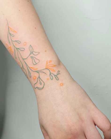 Green Fine Line Tattoo, Green Outline Tattoo, Colorful Dainty Tattoos, Color Outline Tattoo, Yellow Tattoo Ideas, Contour Line Tattoo, Colored Fine Line Tattoo, Colored Line Tattoo, Simple Colorful Tattoos