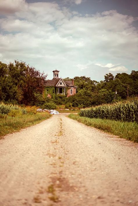 A 156-Year-Old Victorian Mansion Sits Abandoned in Ohio - Architectural Afterlife Old Victorian Homes Abandoned Mansions, Old Mansion Aesthetic, Country Victorian Homes, Gothic Victorian Homes, Old Victorian Mansions, Abandoned Ohio, Victorian Country House, Mansion Aesthetic, Victorian Mansion