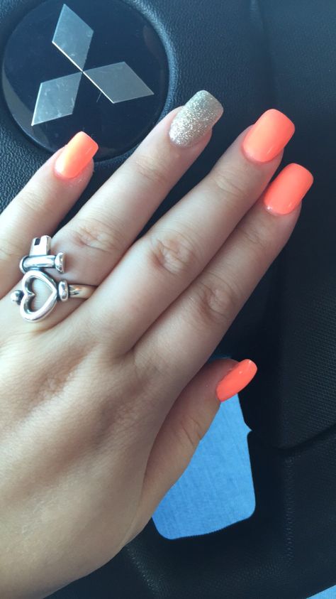 coral nails with gold sparkle. #summer #nails Dipped Nails Ideas Coffin, Sparkle Summer Nails, Summer Nails Coral, Sommer Nails, Nail Purple, Shorts Nails, Nails Coral, Hawaii Nails, Nexgen Nails