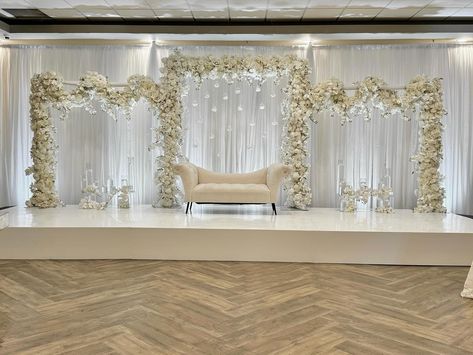 💎 @edgeofelegancebyala Stage Wedding Backdrop, Wedding Stage Ideas Backdrops, White Stage Decoration Wedding, White Wedding Stage Decor, White Stage Decor, Wedding Stage Ideas, White Reception Decor, Marriage Stage, Engagement Backdrop