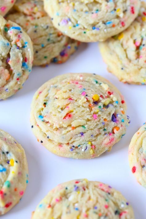 These SUPER SOFT Sprinkle Pudding cookies are so so easy and loaded with vanilla flavor! Sprinkle Pudding Cookies, Oreo Desserts, Cake Pudding, Best Sugar Cookie Recipe, Boxed Cake, Cake Mix Cookie Recipes, Pudding Cookies, Recipes Cake, Best Sugar Cookies