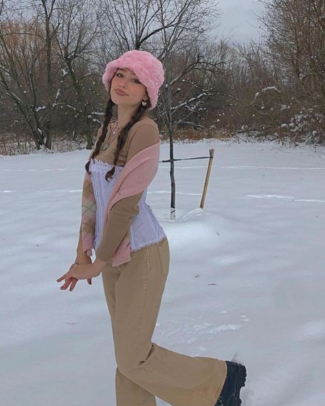 Brown White Outfit, White Outfit Winter, Barbie Lifestyle, Bucket Hat Aesthetic, Pink Bucket Hat, Winter Outfits Snow, Hat Aesthetic, White Corset Top, Snow Outfit