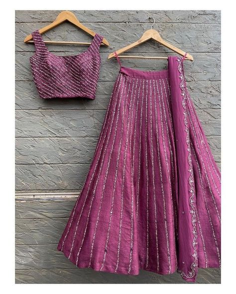 https://youtu.be/X-sYC71vEI8 Lengha Skirt Styles, Satin Lehenga Blouse Designs, Designer Lehangas Boutiques, Lacha Lengha, Lacha Dress, Simple Lehangas, Function Dress, Simple Lehenga, Half Saree Lehenga