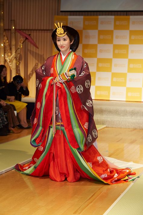 Heian Era Anime, Heian Era Clothing, Heian Era Hair, Heian Period Clothing, Junihitoe Kimono Anime, Colorful Clothes, Kimono Edo Period, Heian Era, Indigenous Culture